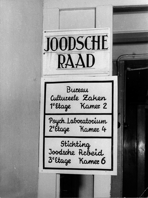 Naambord op een gebouw van de Joodse Raad, Amstel 93. Foto van Johan de Haas uit ca. 1942.