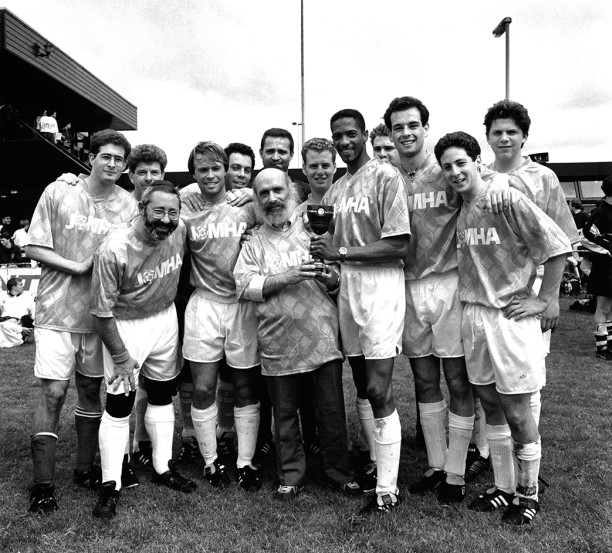 Foto van een winnend team op Jom Ha Voetbal in 1995, met daarop onder meer in het midden de Amstelveense rabbijn Ies Vorst met professioneel voetballer Marcel Liesdek. Op de achterste rij is sportjournalist Frits Barend te zien.