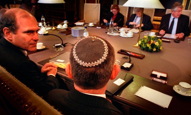 Leden van het Centraal Joods Overleg, waaronder Ronny Naftaniel en Henri Markens, onderhandelen met het kabinet-Kok over de teruggave van joodse oorlogstegoeden.
