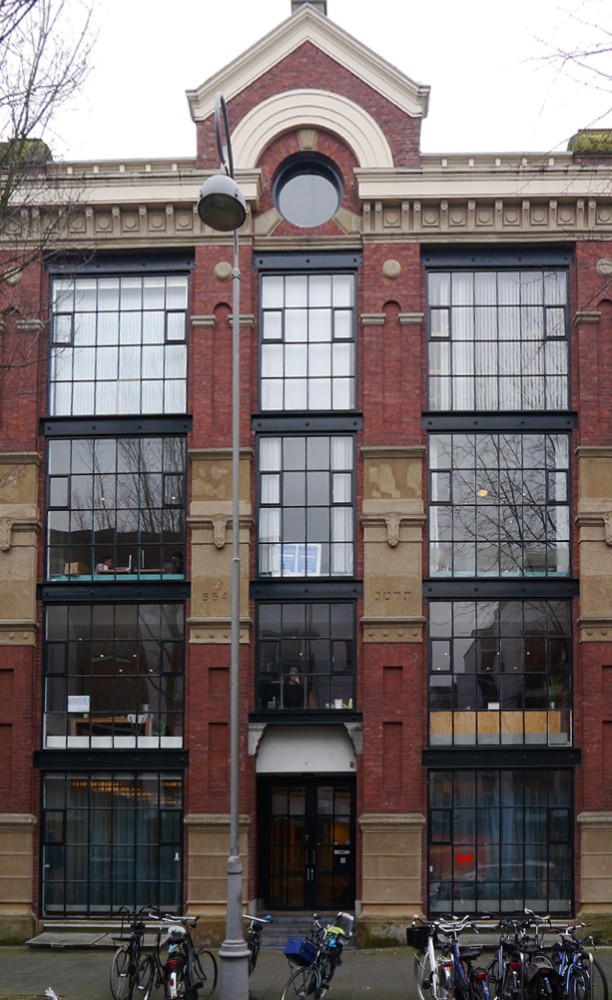 Detail van het gebouw, waar sinds 1883 het Bet Hamidrasj Ets Haim gehuisvest was. Rapenburgerstraat 109, Amsterdam.