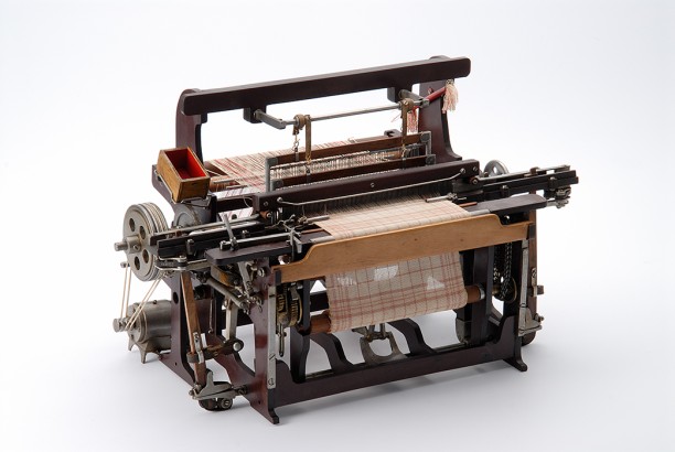 Schaalmodel van een weefgetouw zoals dat op brede schaal in de textielindustrie werd gebruikt. Gemaakt door een oud-werknemer van de Eindhovense textielfabriek Elias in 1948.