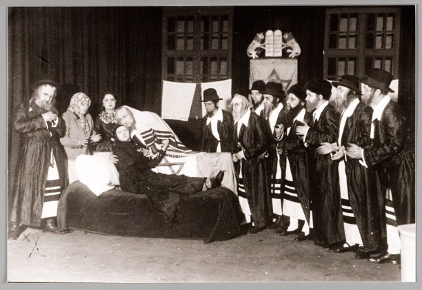 Foto van de Jiddische voorstelling “Tog oen Nacht” door de An-Ski dramakring, onder regie van Jakob Weislitz, 1936.