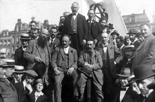 Groepsfoto van het bestuur van de ANDB uit 1911, met in het midden voorman Henri Polak.
