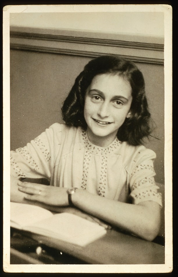 Anne Frank als leerling van het Joods Lyceum te Amsterdam op een foto uit december 1941.