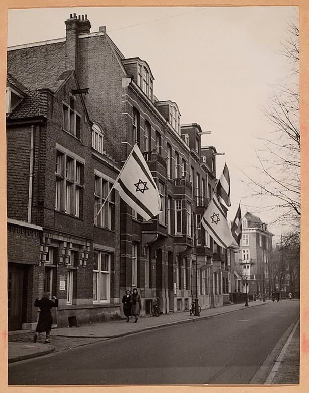 Bij het uitroepen van de Staat Israël in 1948 gingen in de Vermeerstraat bij de Joodse instellingen de vlaggen uit. Daarbij werd niet alleen de nieuwe vlag van Israël, maar ook die van Nederland uitgestoken.
