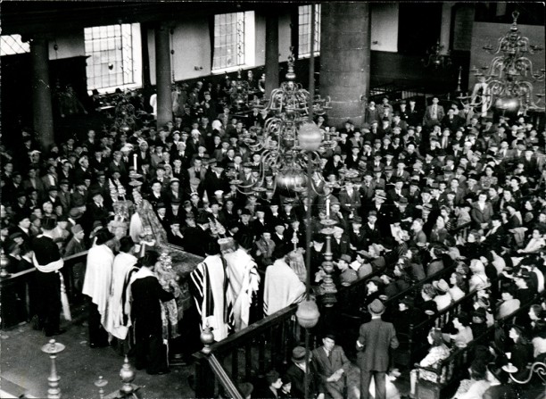 Dankdienst van opgedoken Joden in de Portugese Synagoge in Amsterdam, daags na de bevrijding op 9 mei 1945.