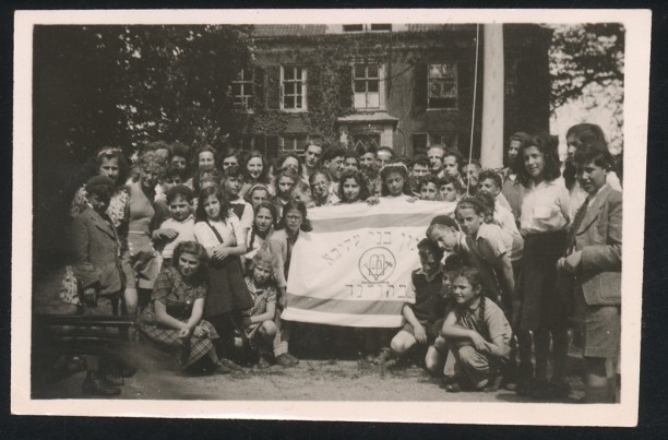 Een van de nieuwe jeugdbewegingen die na de oorlog ontstond was de orthodox-zionistische Bne Akiwa. Aanvankelijk gebeurde dat onder de koepel van de Joodse Jeugdfederatie, later viel die koepel weg mede door de verzelfstandiging van Bne Akiwa. Hier een foto van een zomerkamp in de periode 1946-1948.