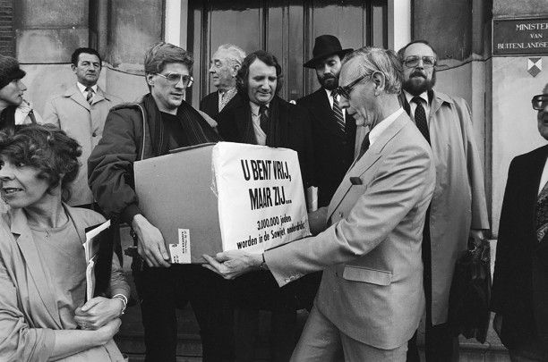 “Een miljoen handtekeningen voor Russische Joden” (800.000) op 26 maart 1982 aangeboden aan minister Max van der Stoel door Job Aalders, Awraham Soetendorp en dominee J. Littooy.