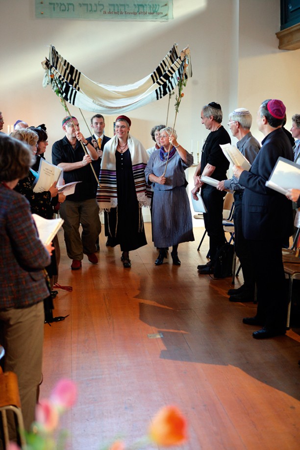 De eerste vrouwelijke rabbijn van Nederland, Elisa Klapheck, wordt feestelijk onder een choepa (huwelijksbaldakijn) binnengehaald in de Uilenburgersjoel in Amsterdam.