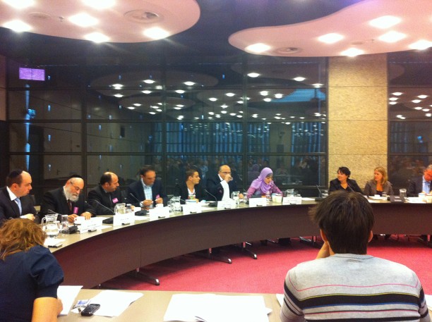 Commissievergadering over ritueel slachten in de Tweede Kamer, met genodigden van de Joodse- en Moslimgemeenschap.
